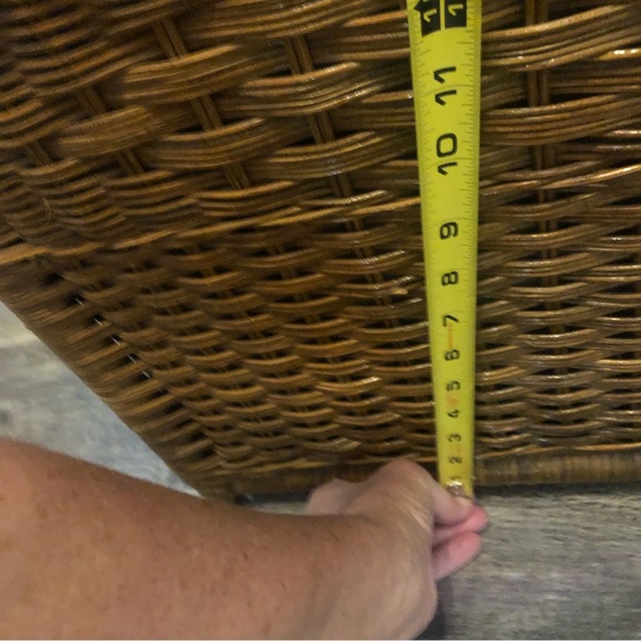 Vintage Medium Brown Wicker Basket with hinged lid. Storage Hamper Garbage Bin - Picture 7 of 15